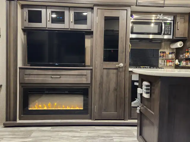 2021 Grand Design Refection 303RLS Fifth Wheel Trailer in Travel Trailers & Campers in Vernon - Image 3