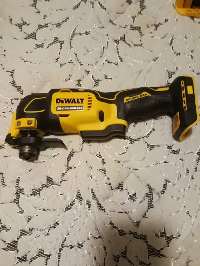 Dewalt Drill and Multi Tool Kit in Power Tools in Oshawa / Durham Region - Image 4
