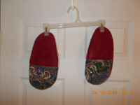 Large Slippers like new/ Pantoufles large presque neuve