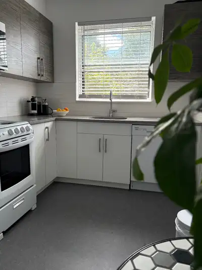 Magnifique 3 ½ rénové, niché en plein cœur de Côte-des-Neiges. La grande cuisine ainsi que la salle...