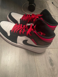 Air Jordan 1 Mids size 10.5