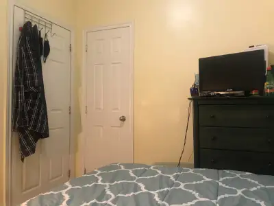 petite chambre non meublée dans 6 et demi au dernière étage d'un triplex , le prix comprend l'intern...