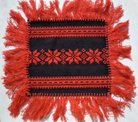 Un des 6 napperons roumains noirs broderie rouge