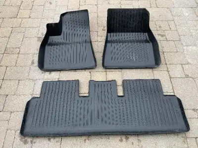 2.5 year old excellent fitting Tesla model 3 all season floor mats