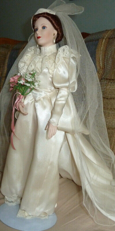 Collector doll by Ashton Drake in Arts & Collectibles in Hamilton - Image 3