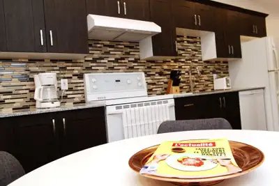 3772 Rue De Bullion, Montreal, QC, Canada Property Description Video of Apartment: https://www.youtu...