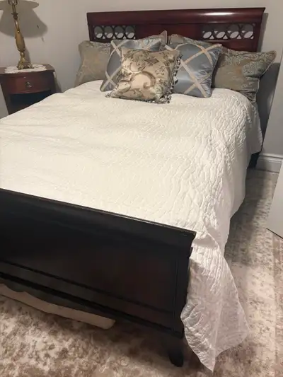 Absolutely gorgeous antique bedroom set with incredible detail and design. Double bed, headboard, fo...