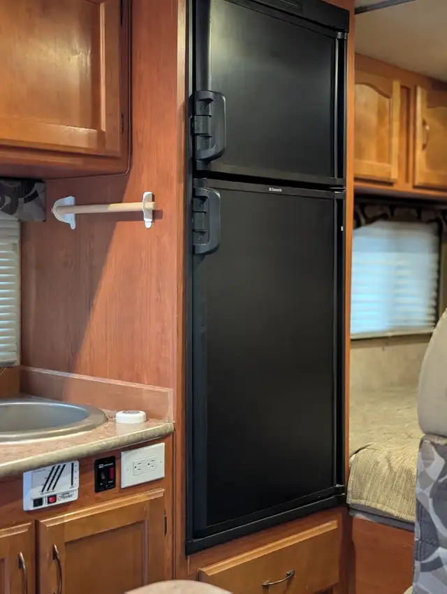 2012 Ford Adventurer 23' motorhome with 350 hp, very clean! in RVs & Motorhomes in Nelson - Image 13