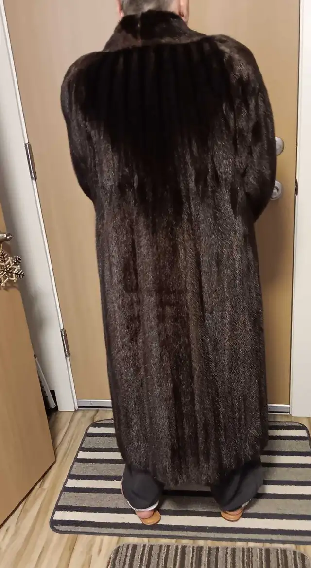 mink coat in Women's - Tops & Outerwear in Banff / Canmore - Image 2