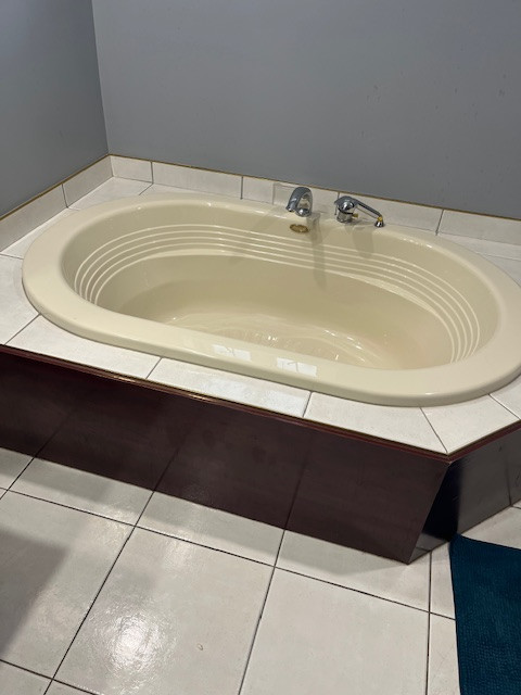 Baignoire de marque Jacuzzi. 71 x 43 pouces dans Articles pour la salle de bains  à Laval/Rive Nord - Image 3