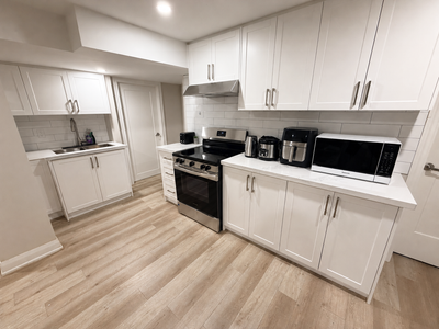 WOMEN-ONLY PRIVATE ROOMS FOR RENT - Saber Court, North York - Approximately a 15-minute walk to Finc...