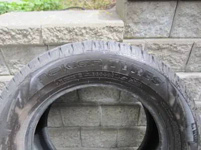Ensemble (4) pneus d'été/toutes saisons 225/65R17 Nokian One HT, presque neufs ( peu utilisés) pour...