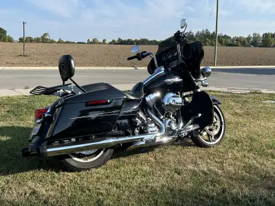 Sell or Trade for another Harley only. 2014 HD Streetglide Black ceramic coated 84km Navigation 12 b...