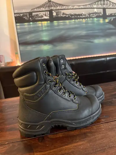 Botte de travail avec cap d’acier, construction, View more