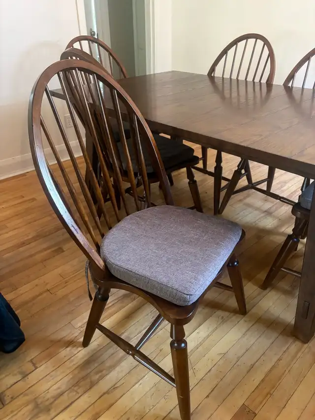 wooden dining room table, buffet and 6 chairs in Dining Tables & Sets in City of Toronto - Image 9