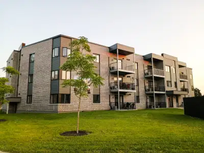 **APPARTEMENT**3 ½ **Boul. Bastien, près des Galeries de la Capitale (Ascenseur – Stationnement inté...