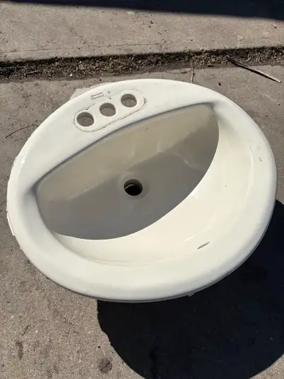 Sink In good condition we just upgraded to match our bathtub and toilet. It might have silicone on t...