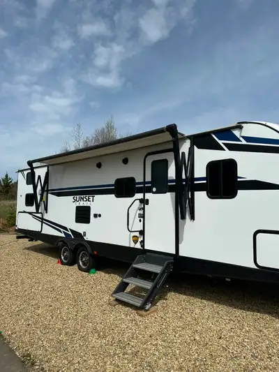 - 28 foot - 4 bunk beds with dedicated door. great for family or kids sleepovers. - Master: King siz...