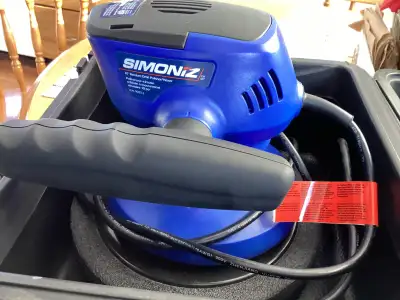 SIMONIZ 10 in car polisher. Comes with polishing bonnet,foam wax applicator and wax applicator. Come...