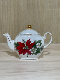 Small Christmas tea pot , Sadler England- some hairline 