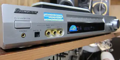SLIM AND HEAVY 2003 PIONEER RECEIVER WITH 75 + 75 WATTS OUTPUT IN STEREO, CRISP AND CLEAR SOUND! Cle...