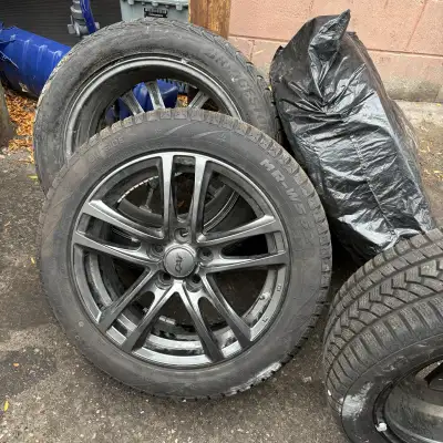 Like new, pick up at body shop in north york, text me to get more information!! Tks