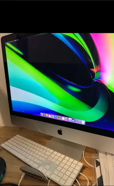 IMAC 27 2019, 5K display, 40GB of Ram, 1TB storage. Comes with Apple keyboard and mouse.