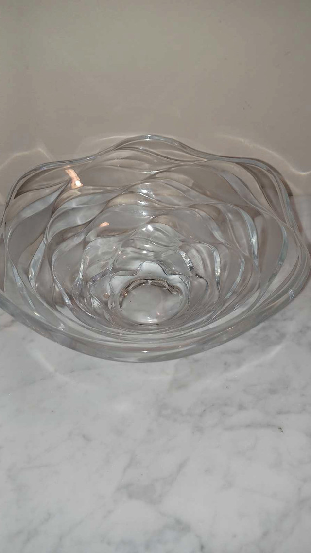 VINTAGE Cristal D'Arques Crystal Wave Bowl Crescendo 11.75" D in Arts & Collectibles in Calgary - Image 2