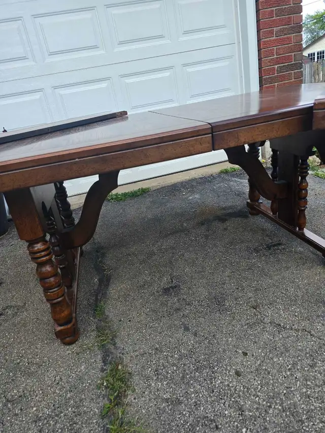 Dining room set in Dining Tables & Sets in St. Catharines - Image 4