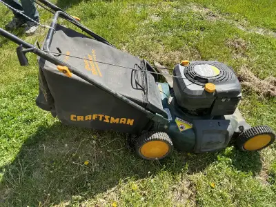 I'm selling one Craftsman lawn mower, both are 21 "with 6.25 horsepower engine and comes with a dust...