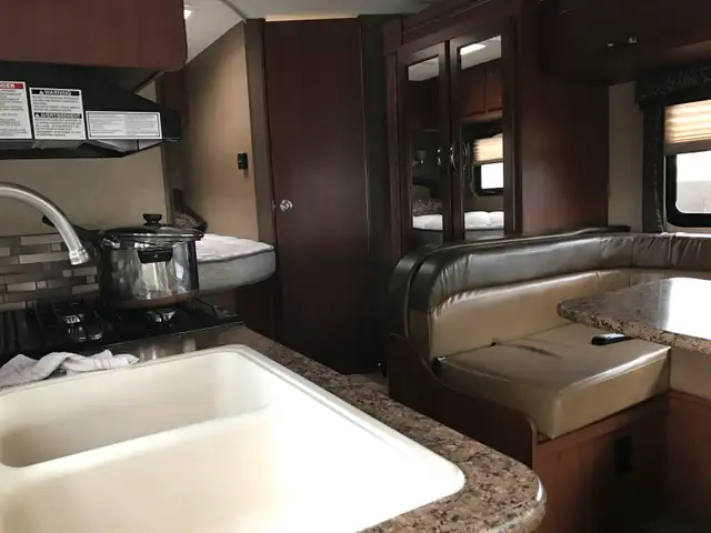 2015 Thor Motor Coach Chateau C24 in RVs & Motorhomes in Saskatoon - Image 7