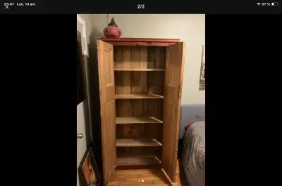 Armoire de style antique, plusieurs tablettes prix réduit 400$, View more