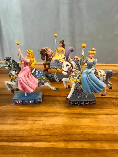 Magnifiques figurines Disney Traditions by Jim Shore représentant Cendrillon, Belle et Aurore sur so...
