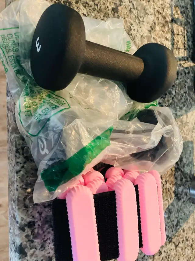 3 lb Dumbbells and Wrist Weights in Exercise Equipment in Ottawa - Image 2