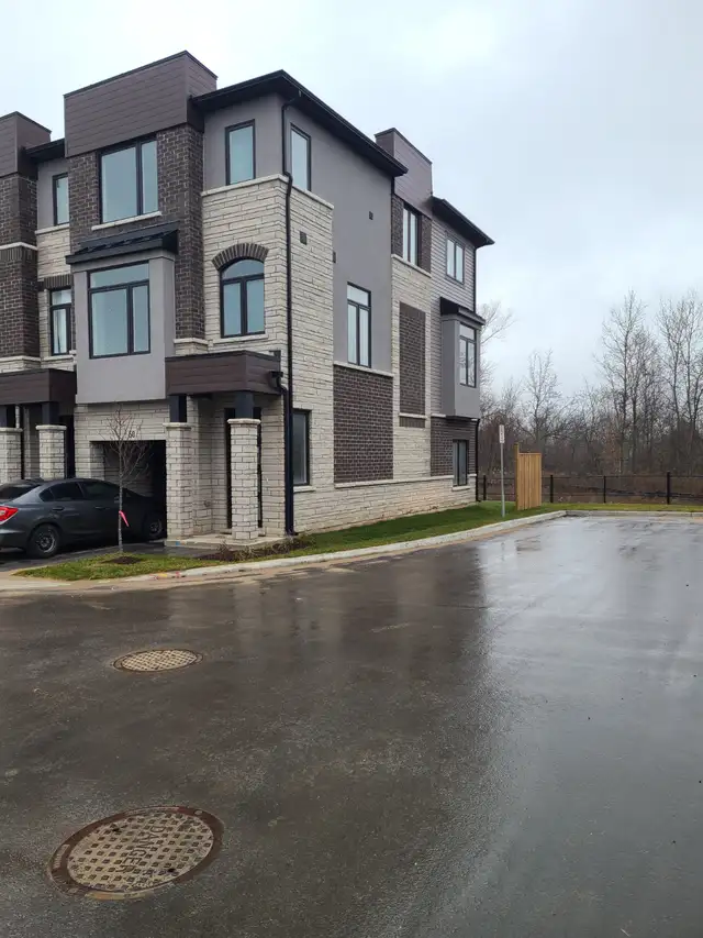 3 STOREY END TOWNHOUSE BACKING ONTO WOODED AREA 5 MINS TO 401