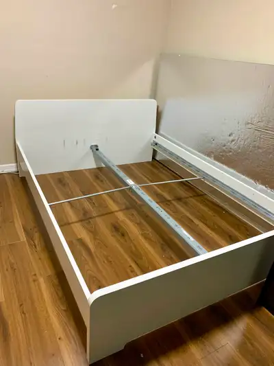 Queen bed frame, Voir plus