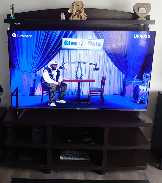 Meuble télévision de qualité avec lumières encastrées Objets gratuits