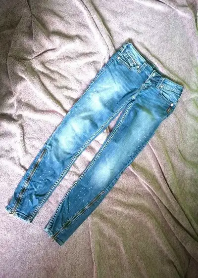 W26/L29 Silver Jeans Unique Zipper Ankle, View more