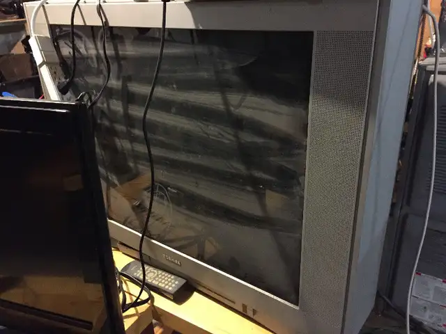 36” Toshiba TV in TVs in Markham / York Region - Image 2