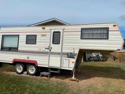 Selling this 5th wheel trailer. The inside is in very good condition. The exterior has minor damage....