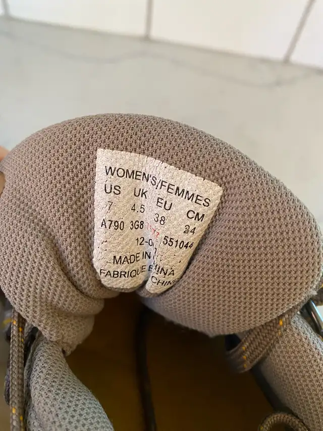 Like new! The North Face women’s suede hiking shoes sz 38 in Women's - Shoes in Kitchener / Waterloo - Image 11