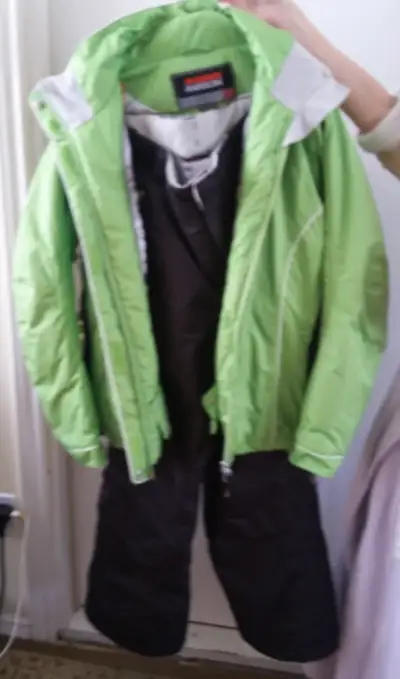 PASSEZ L'ESSAYER Ensemble NEUF, jamais porté manteau vert et noir avec capuchon qui s'enlève (fermet...