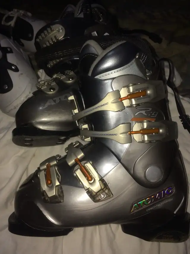 Over 15 pair: downhill ski boots in Ski in Kingston - Image 11