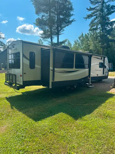 2018 Keystone Cougar 32RLI- Couples trailer in excellent condition. Bought new in 2020. Selling as i...