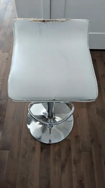 Un ensemble de 4 tabourets de bar blanc. 2 en très bon état et 2 abîmés tel que montrent les photos...