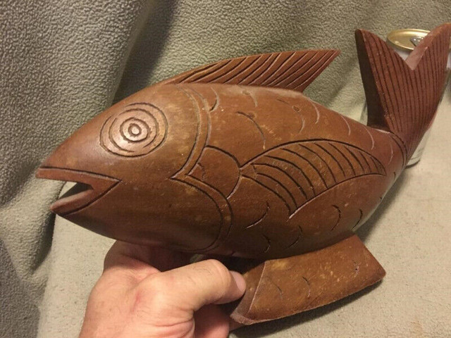 Folk Art Carved Wood Fish in Tropical Hardwood dans Art et objets de collection  à Ville de Montréal