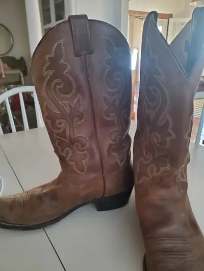 Justin Cowboy Boots. Gently used and in great condition.