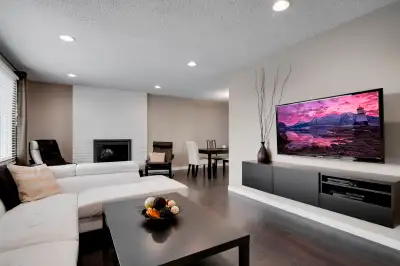 STUNNING FURNISHED 3 BEDROOM OASIS!!