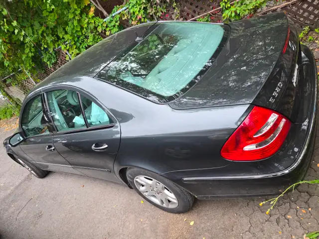 2004 Mercedes-Benz E320 69,000km586467770893619203
