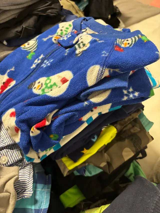 Lot de vêtements (plusieurs tailles 2-8 ans pour garçon) in Kids & Youth in Laval / North Shore - Image 7